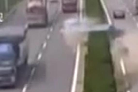 视频：轿车一个强行超车，害死了全家人！