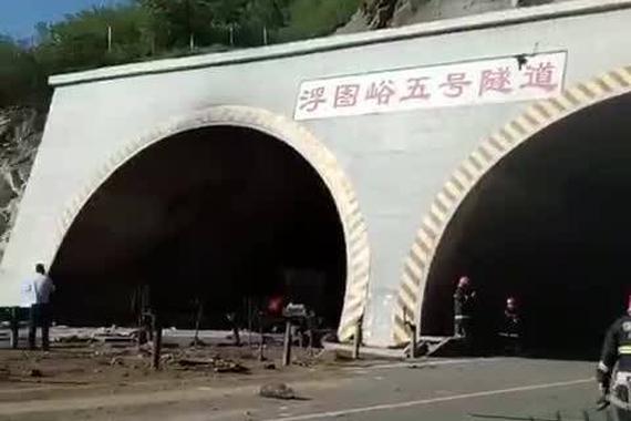 高速发生车辆爆燃事故 已致12人死亡