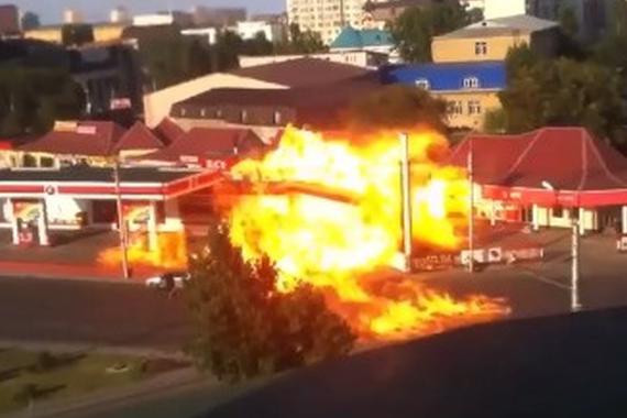 视频：恐怖的一瞬间！加油站应声爆炸
