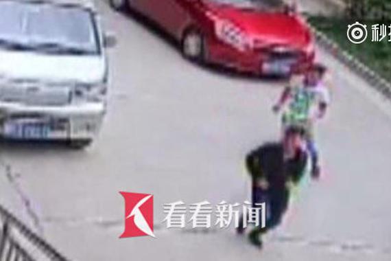 男子无证租车考科二 遇检查竟强行冲关