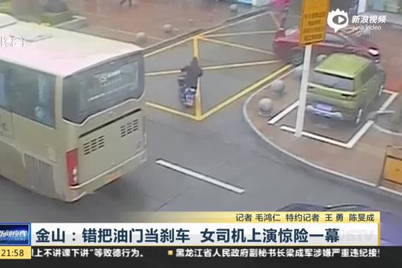 错把油门当刹车 女司机倒车撞倒路人