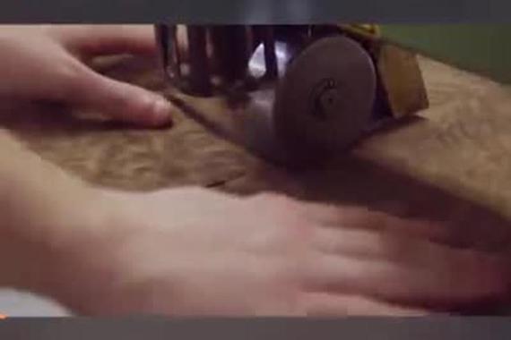 视频：看看宾利是怎么加工内饰的