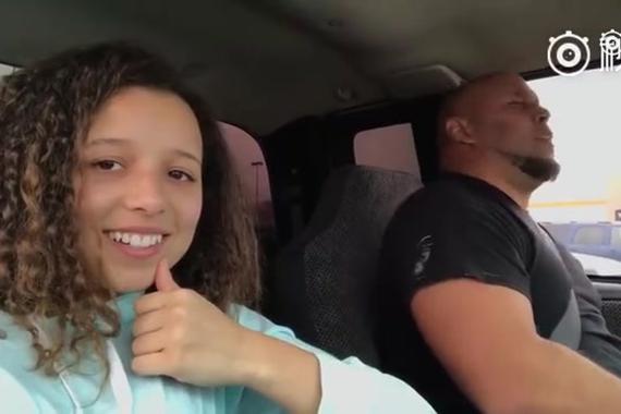 视频：女儿录下老爸开车时唱歌的视频！