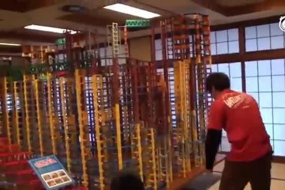 视频：熊孩子的日常！精心打造的赛道没了