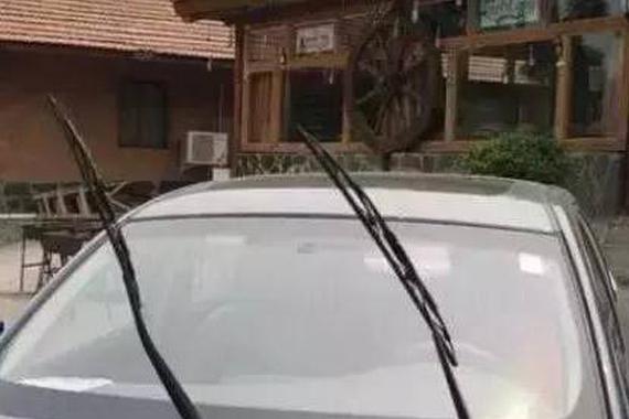 停车后要把雨刷器立起来用处多，真假？