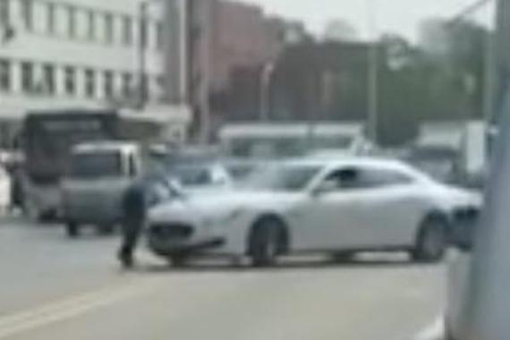 视频：套牌玛莎拉蒂拒查撞交警，嚣张逃跑