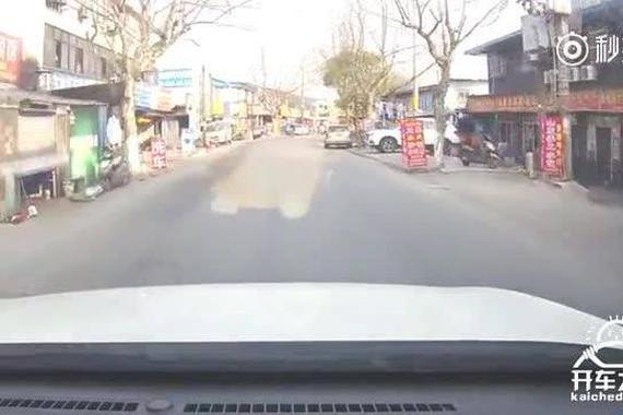 孩子乱跑险被撞，当场差点把命丧