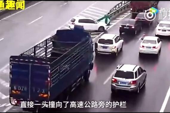 小车变道致货车撞拦 货车司机当场抓狂