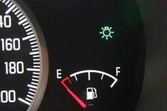 真的要等到油灯亮了再去加油吗？