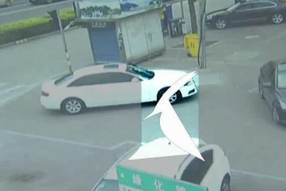 视频：轿车行驶中“离奇”腾空翻转180°