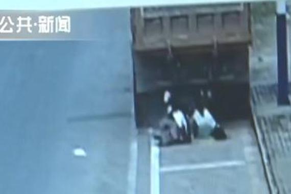 视频：看着都疼！女子骑车玩手机撞向卡车