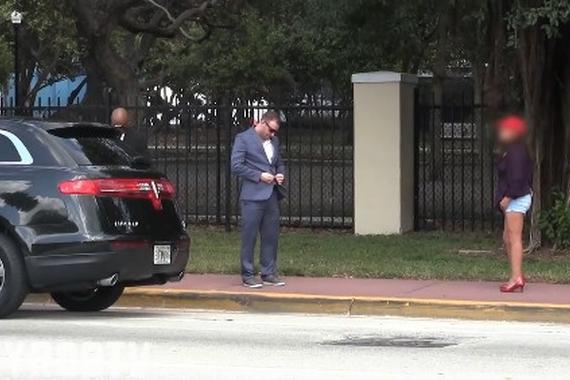 视频：假装富豪政客恶搞拜金女！