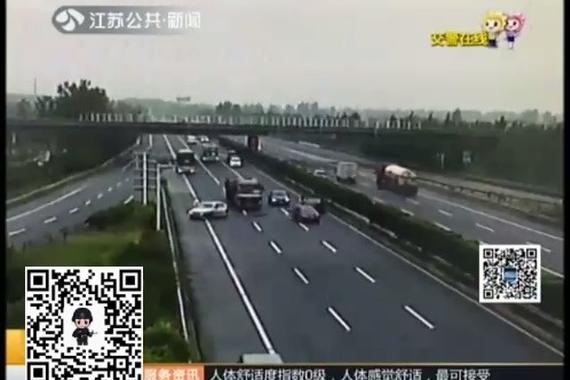 视频：拿命开玩笑！高速上倒车