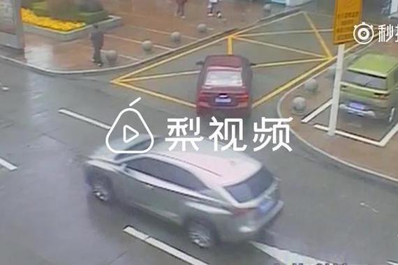 司机揪心“3连击”，伤人毁车撞石墩