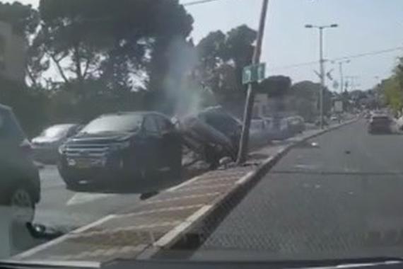 视频：一汽车超车时侧翻！翻转两圈撞电线