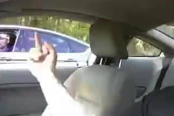 视频：遇到路怒症司机怎么办？一招就够