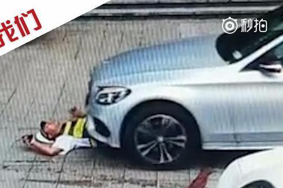 视频：停车受阻！暴脾气司机碾压保安