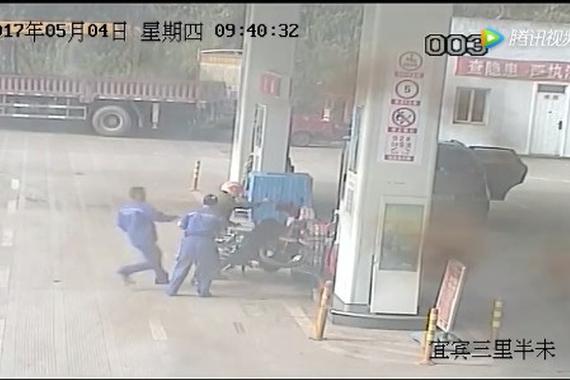 视频：惊险！男子加油站点燃摩托车