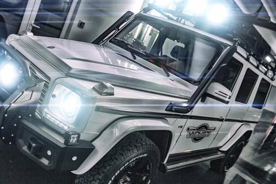 中国夫妻开着防弹奔驰G穿越战争