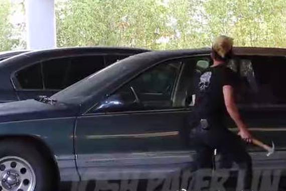 视频：假装砸汽车玻璃！车主们什么反应？