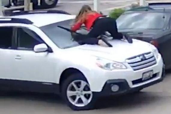 视频：女司机加油站遭遇汽车抢劫！