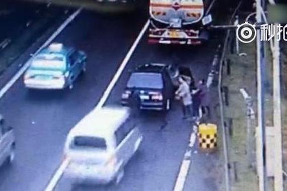 男子高速上收警示牌不幸被撞飞