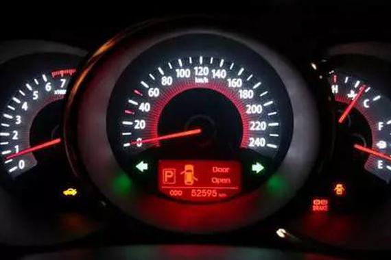 油表灯报警后加油，油泵损坏了？