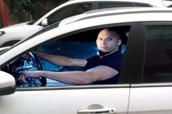 美女晚上散步被一辆五菱宏光“吓得飞起”