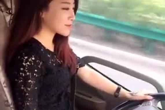 视频：颜值还挺高！开货车的女司机