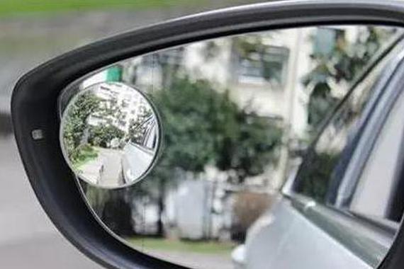 汽车后视小圆镜作用有多大？有必要加装吗