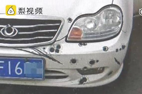 视频：车满身全是弹孔 发生了一场枪战？