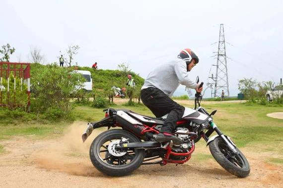 笑死不偿命，骑比亚乔的都是逗逼