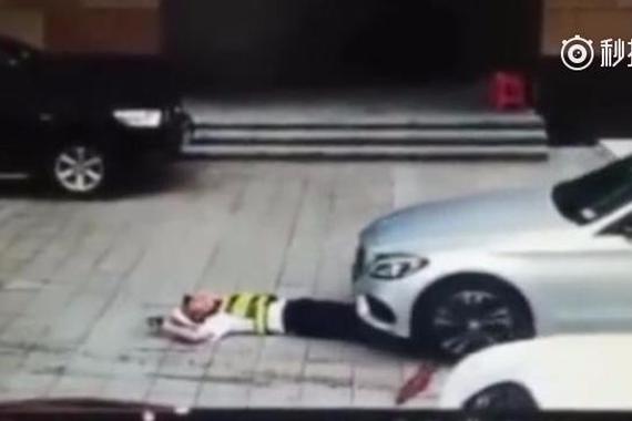 阻止车入库，保安躺车前遭司机径直碾过