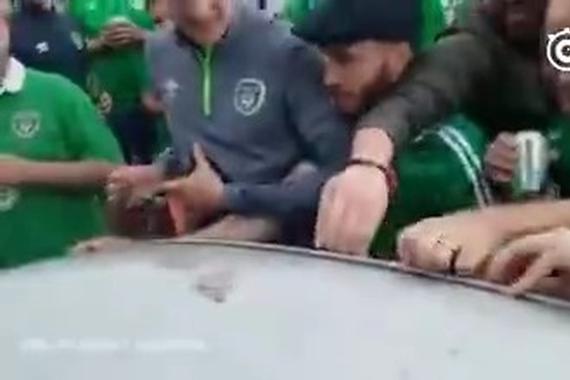 视频：球迷太兴奋踩坏了车顶 没想到结果