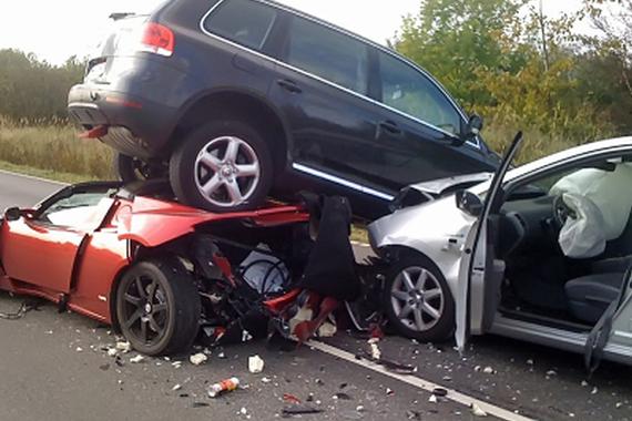 七旬大爷遭车祸 8名医护路过施救半小时
