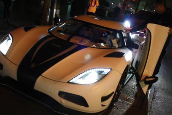 酒吧街路边停了辆让法拉利抬不起头的超跑