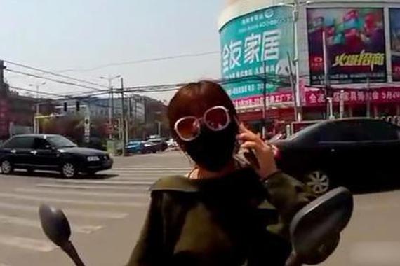 视频：女子闯红灯！撒泼抵赖 自称色盲