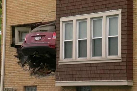 美国女司机驾车竟“飞”进民房二楼