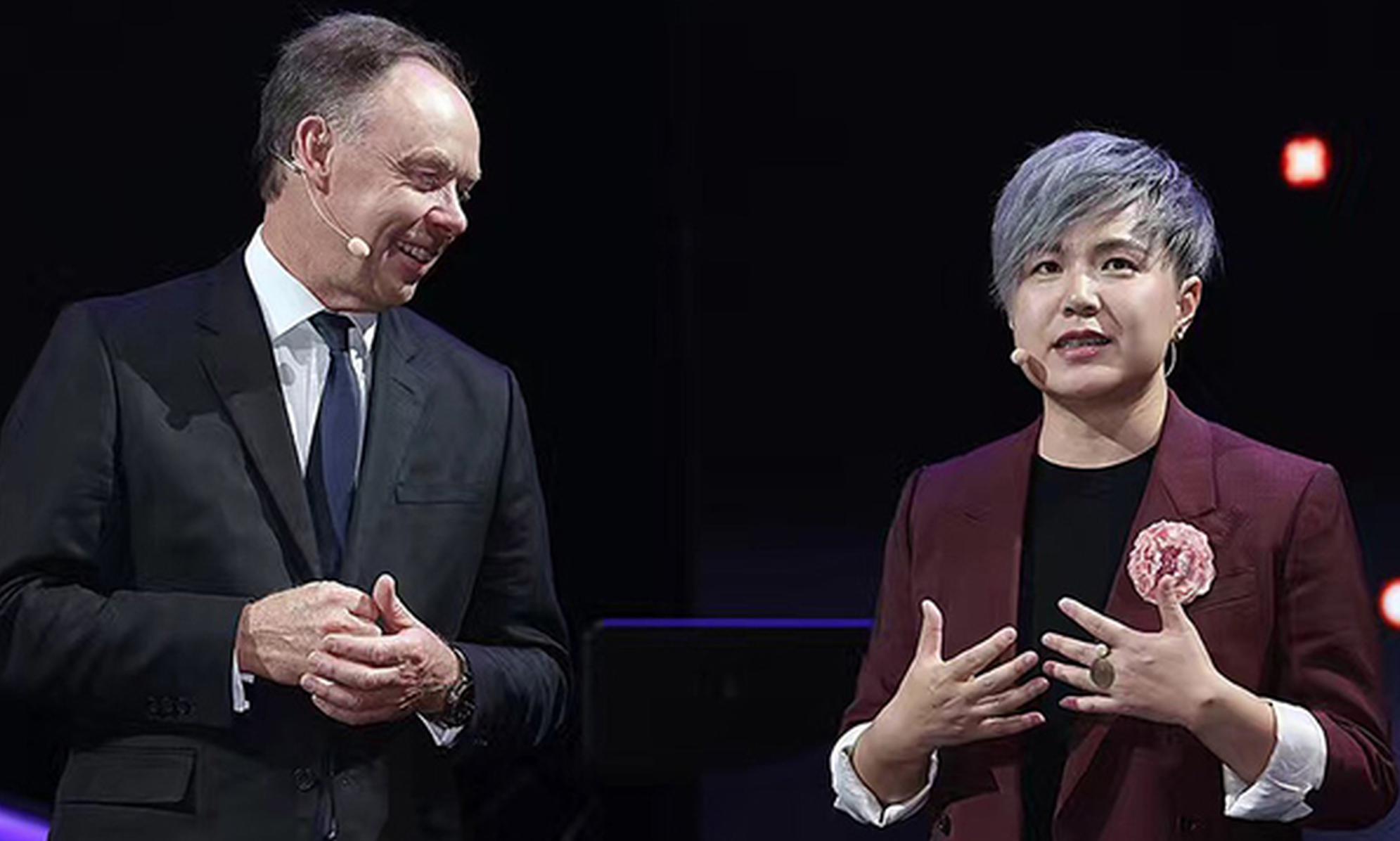 宝马集团董事罗伯森与曹婓互动