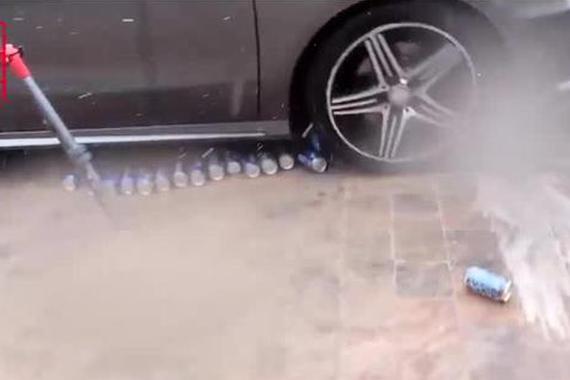 视频：50罐可乐放在奔驰车底！结果是这样