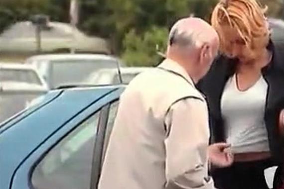 视频：帮女司机拿钥匙 他们都笑开了花！