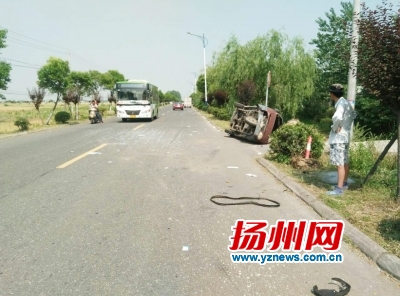 司机开车口渴弯腰捡饮料 带偏方向盘撞上路边三轮