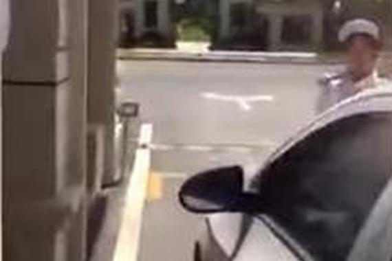 视频：保安大姐拦车！开这破车也想进？