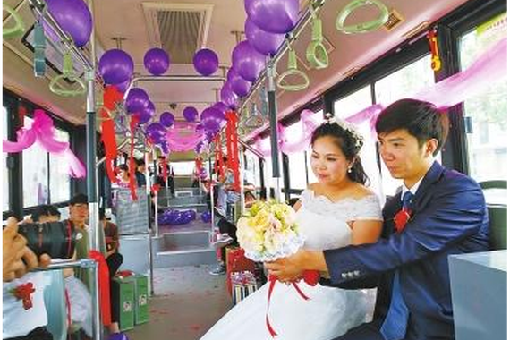 郑州一新郎驾驶大公交接新娘 公交车是“媒人”