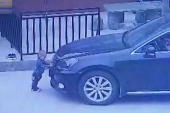 视频：司机一直玩手机，监控拍下惨痛一幕