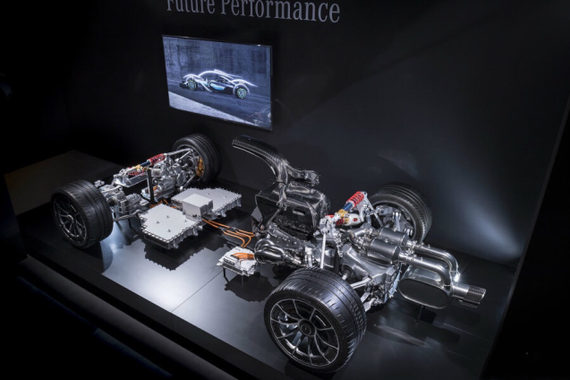 挑战三大神车，奔驰要造能合法上路的F1