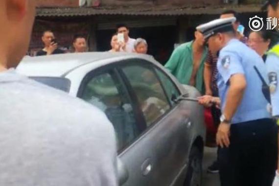 视频：幼子遭反锁 民警砸窗被阻挠