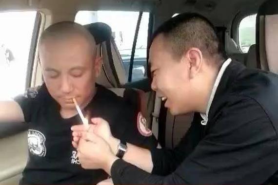 视频：社会大哥学车,教练立马怂了