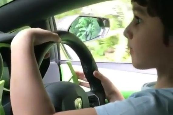 视频：开兰博基尼度过六一儿童节！