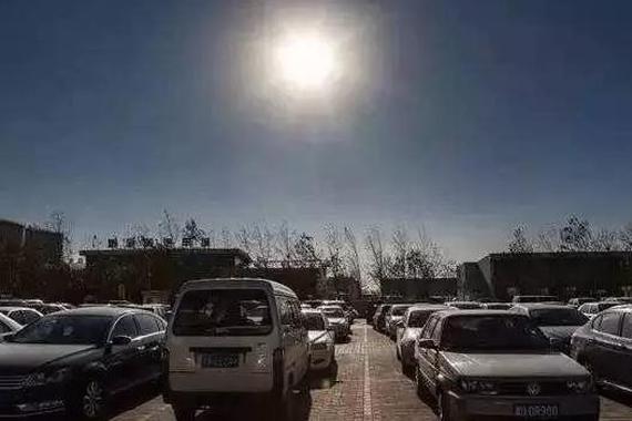 太阳暴晒车子成烤箱，这4个妙招可快速降温